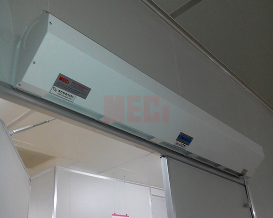 Cửa gió thổi thẳng từ trên xuống dưới