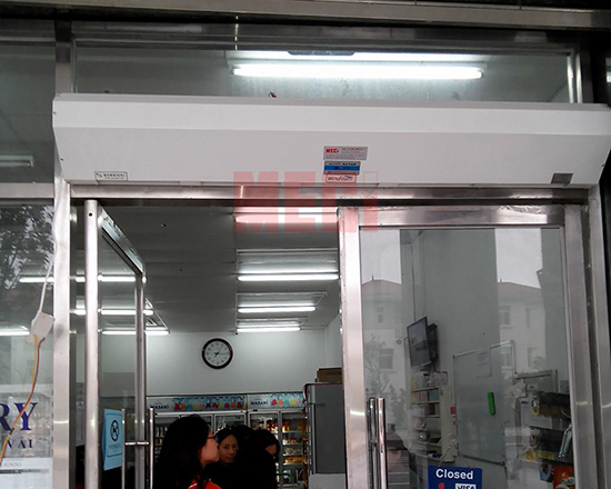 Quạt cắt gió lắp đặt tại cửa siêu thị
