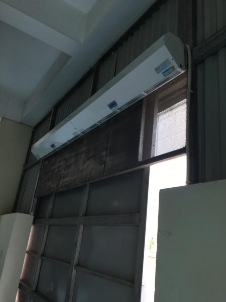 Quạt cắt gió lắp đặt tại cửa nhà xưởng