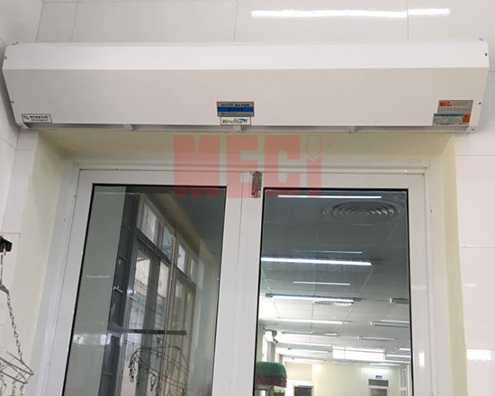 Quạt cắt gió ngăn nhiệt tại cửa đi lại