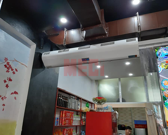 Quạt cắt gió lắp đặt tại cửa bếp nhà hàng